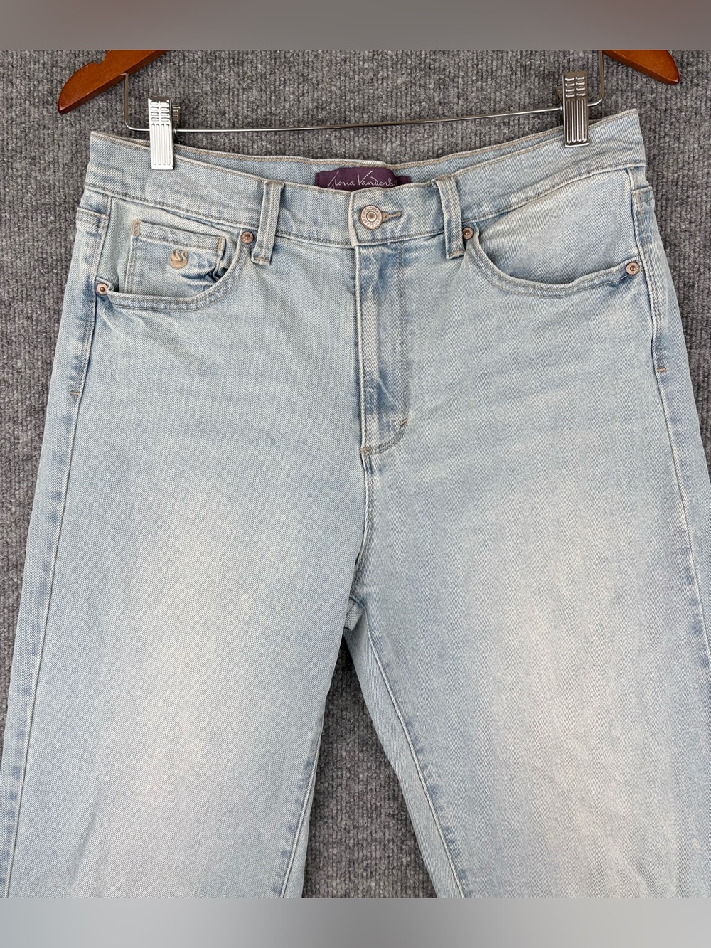 Gloria Vanderbilt relaxed straight leg jeans size 6 30” inseam light fade